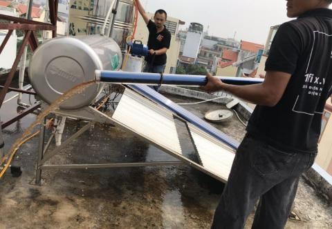 Vệ Sinh Máy Năng Lượng Mặt Trời Bao Nhiêu Tiền: Bảng Giá & Rủi Ro 2026