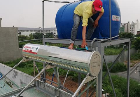 Giá vệ sinh máy năng lượng mặt trời: cách làm & chi phí