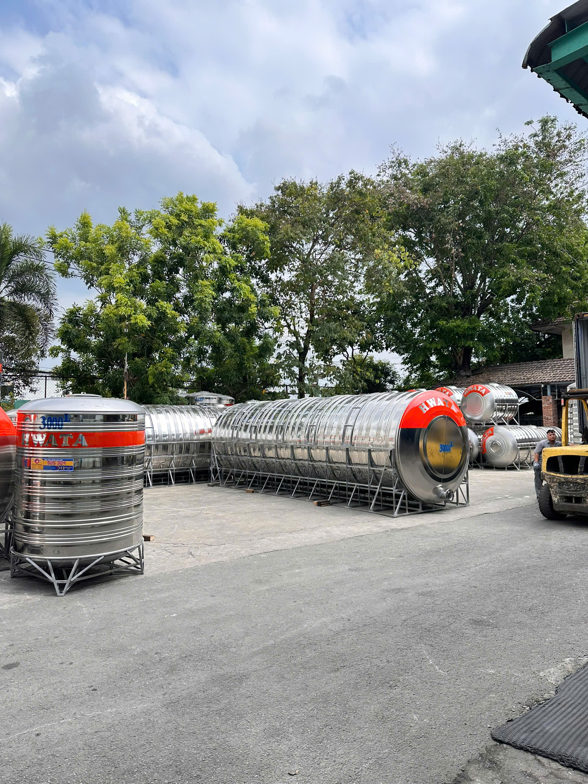 Kiểm tra chân và điểm cố định bồn inox 3500L đứng