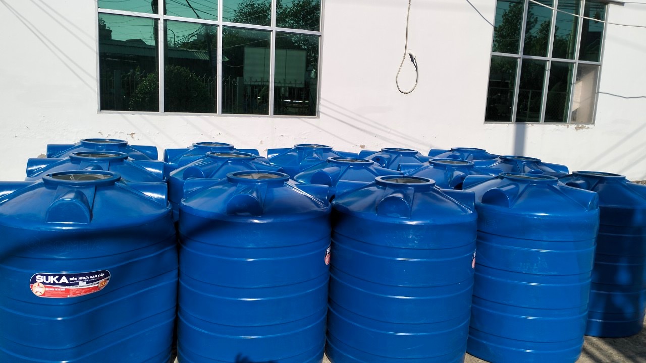 Cách đặt bồn nhựa 300L đứng đúng kỹ thuật trên nền phẳng