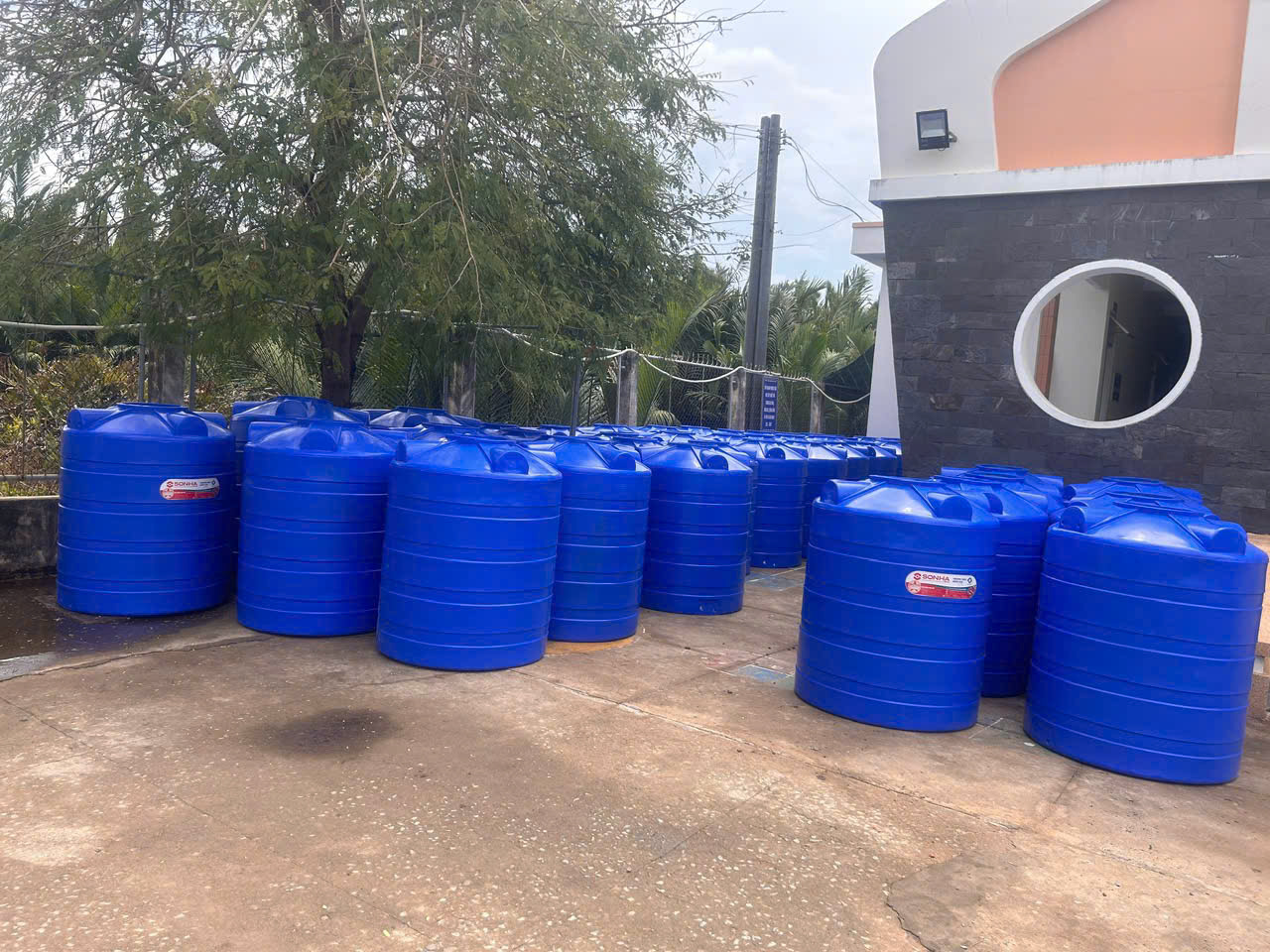 Bồn nước nhựa đứng 700L đặt trên nền phẳng chắc