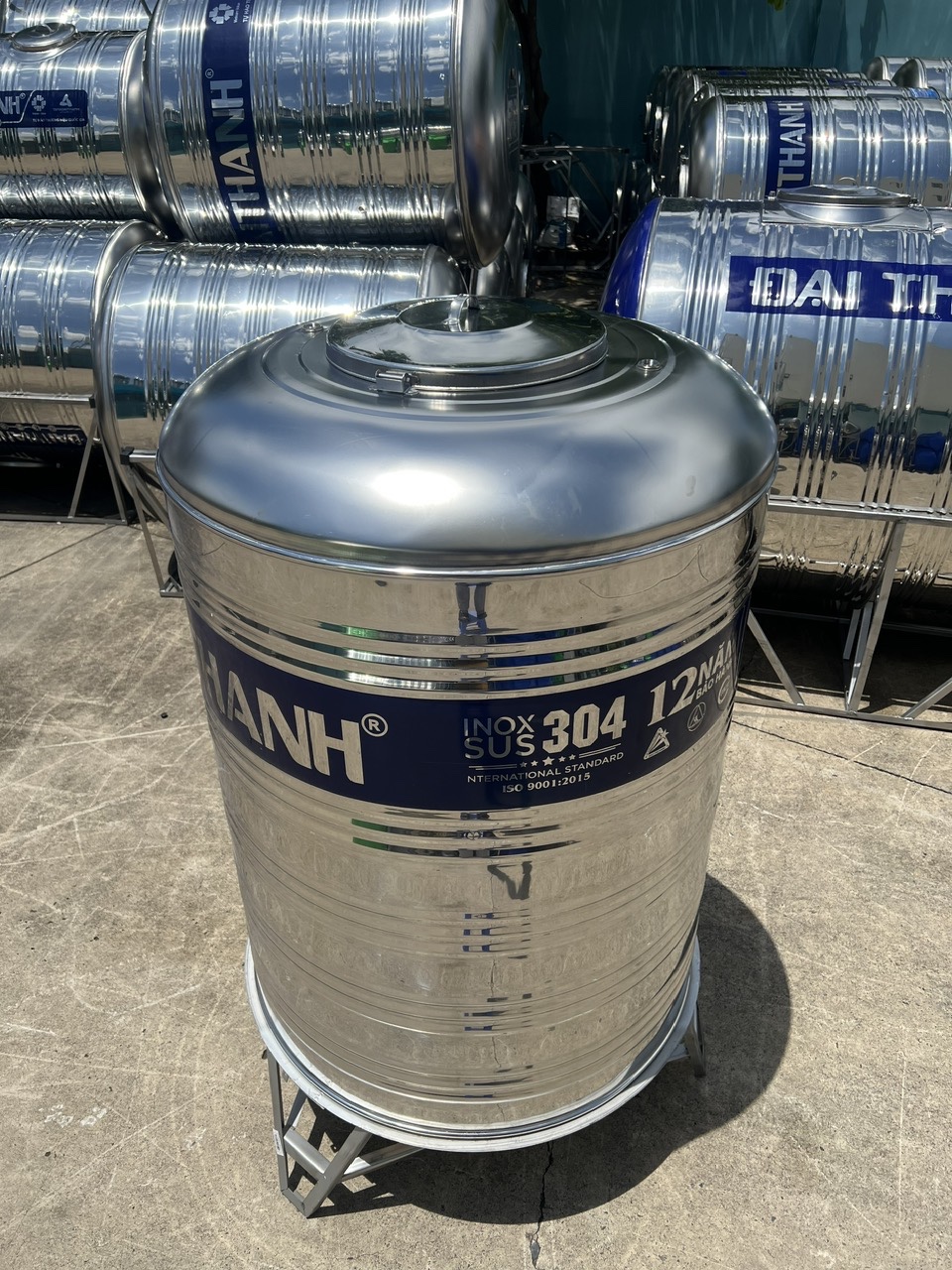 Kiểm tra bồn inox chính hãng khi nhận hàng Kiểm tra tem và mã model bồn inox 1000L đứng chính hãng