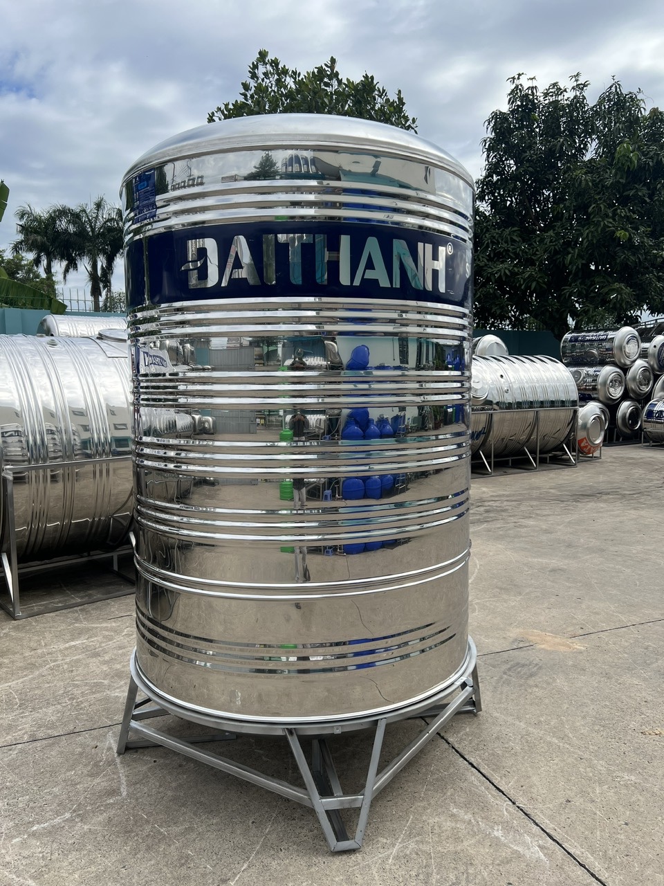 Bồn nước inox 2500L đứng chính hãng kèm chân
