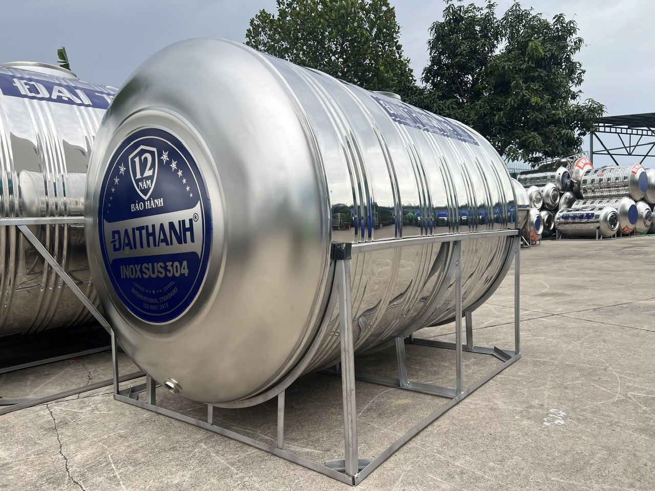 Kiểm tra hai chân bồn inox 2500L ngang cùng cao độ