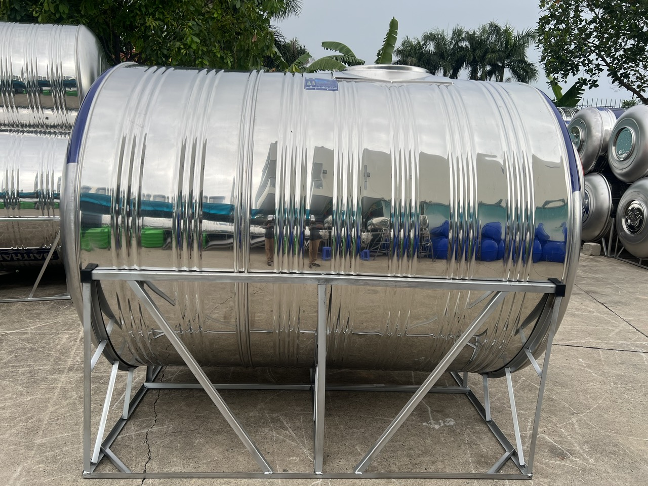 Bồn inox 3000L ngang đặt sân thượng và mái tôn
