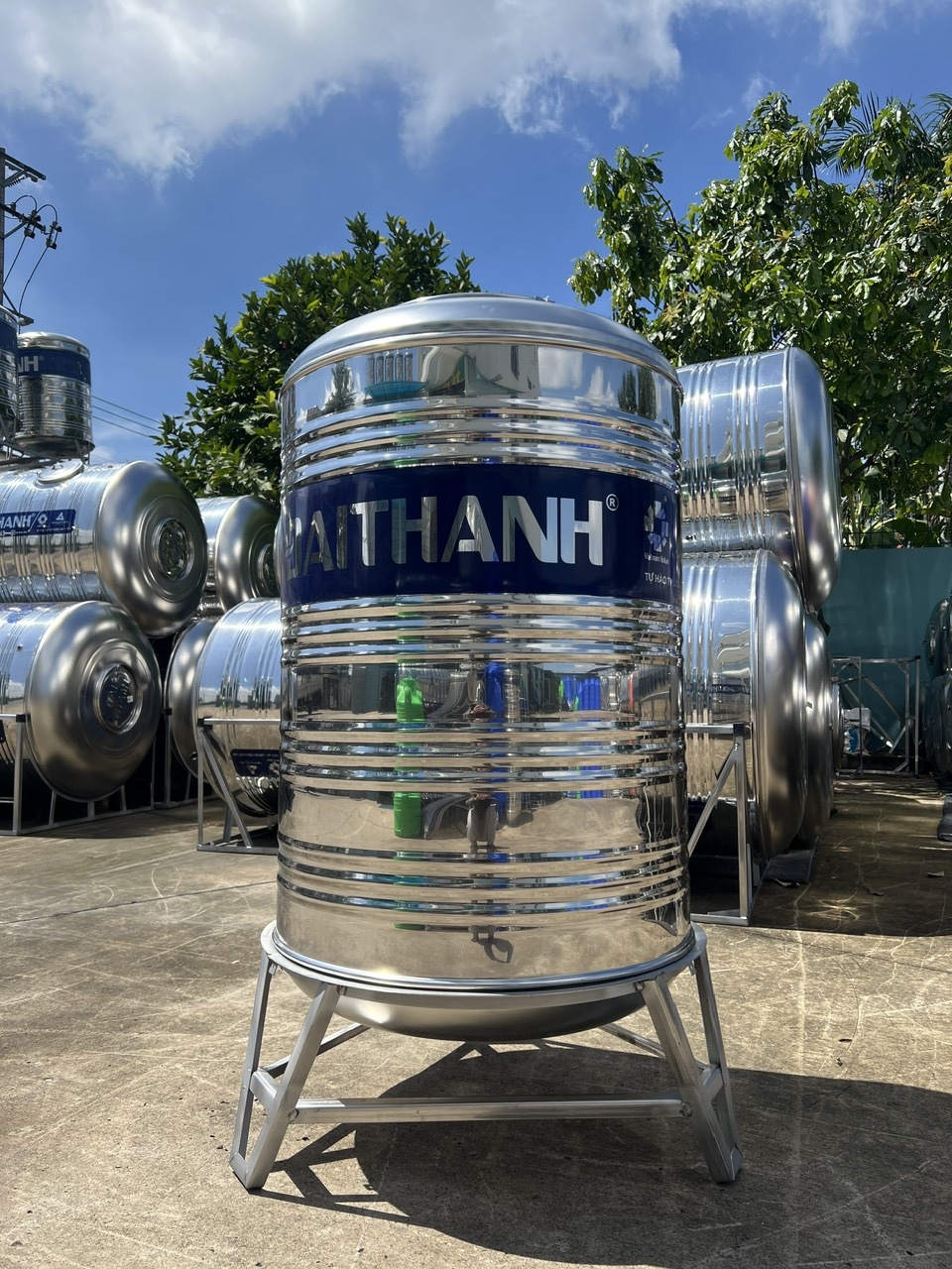Bồn inox Sơn Hà 500L dùng để so sánh cùng kiểu dáng