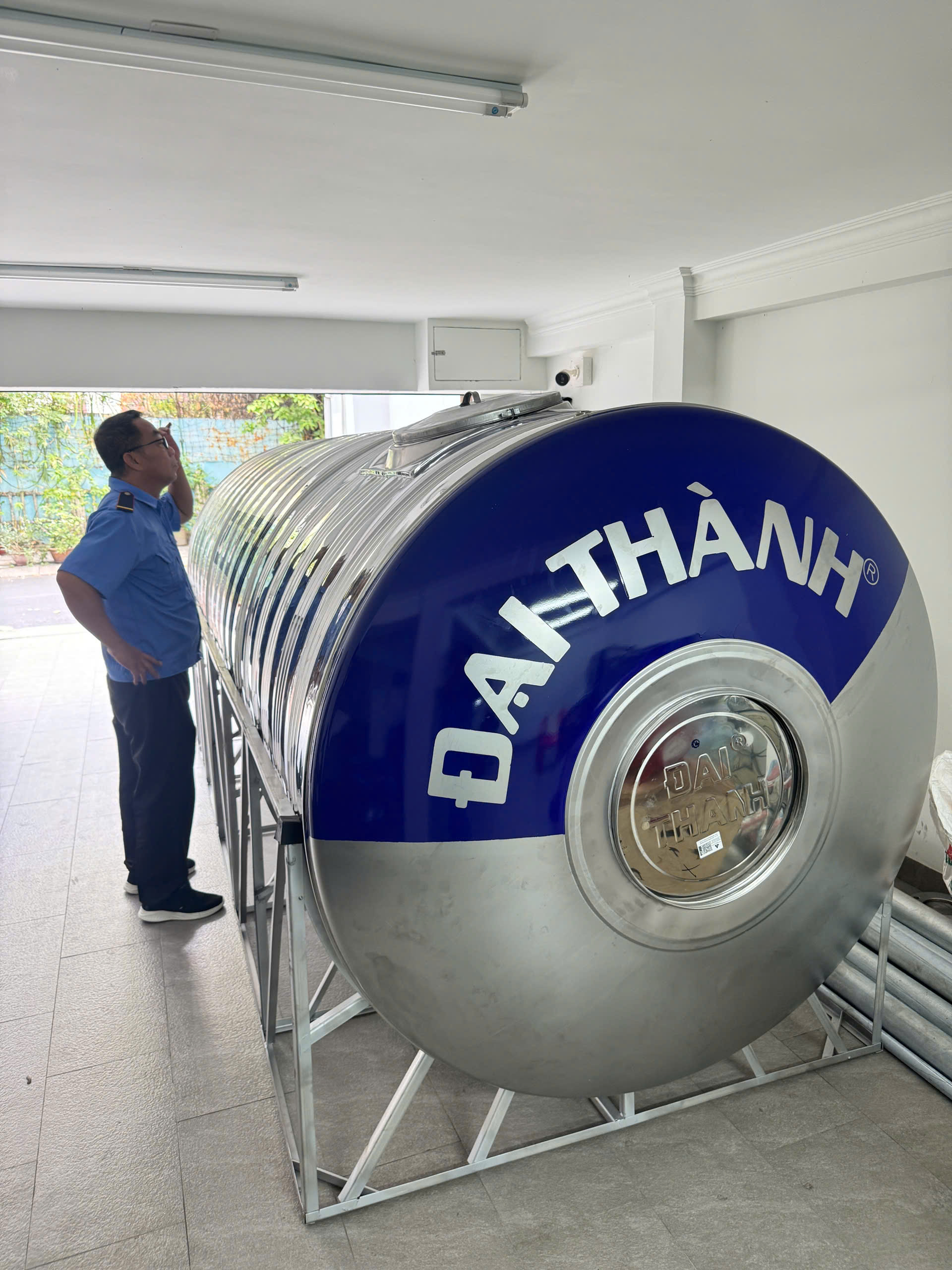 Bồn inox 6000L ngang đặt sân thượng và mái tôn