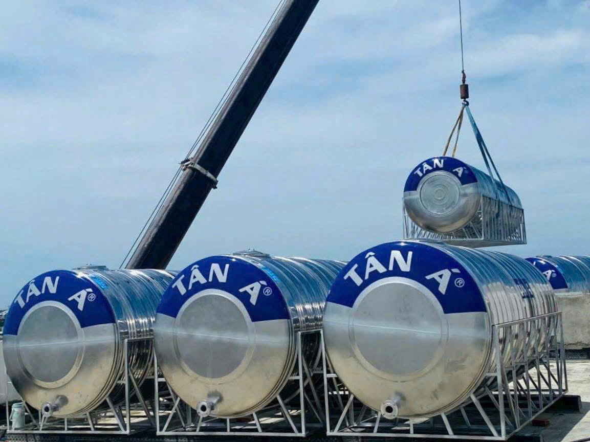 Kiểm tra chân bồn inox 6000L ngang trước khi cấp nước