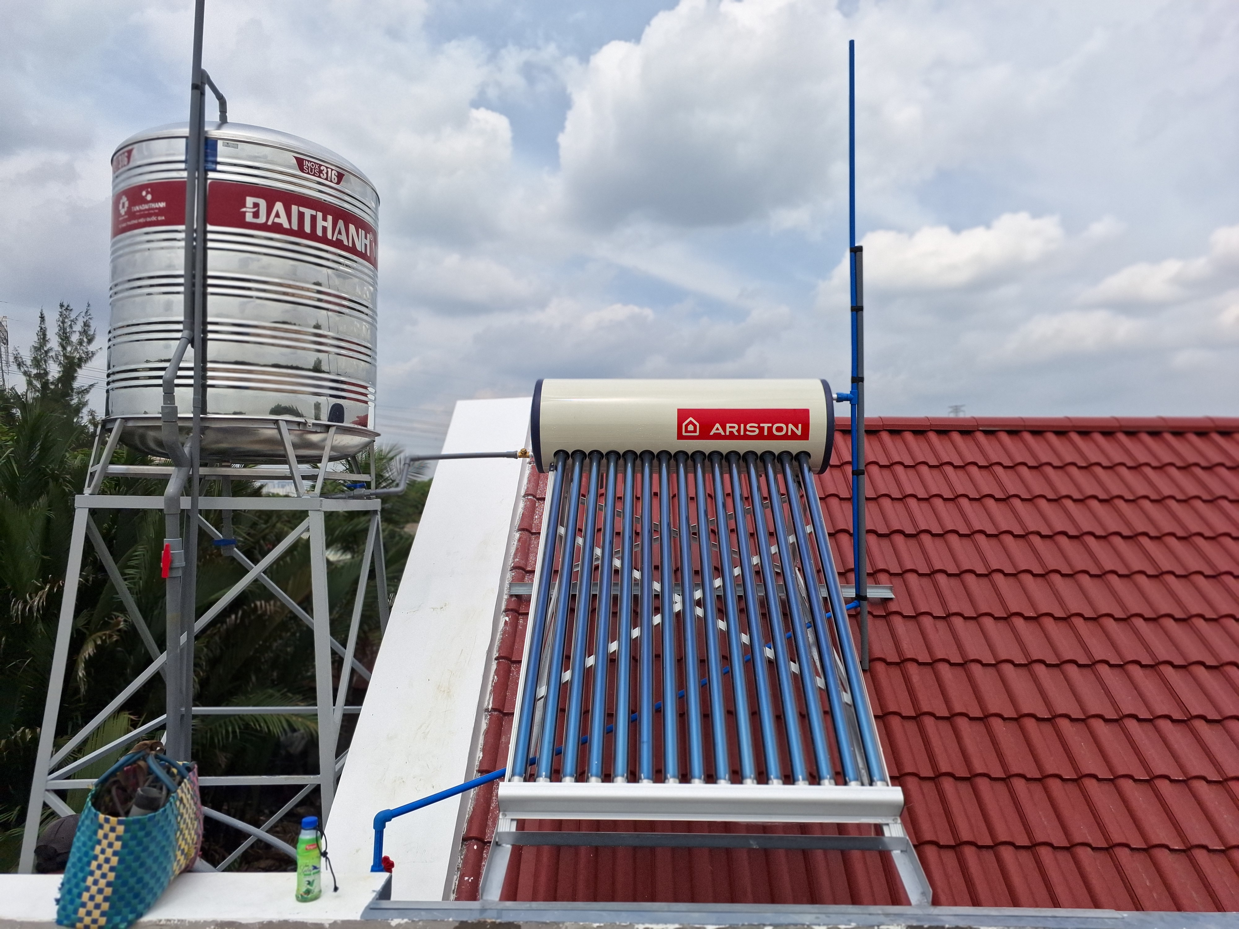 Khảo sát vị trí lắp máy nước nóng năng lượng mặt trời Ariston