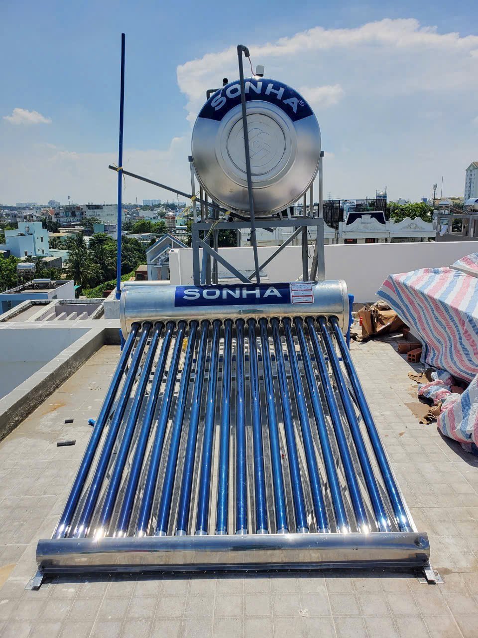 Giao và lắp đặt bình năng lượng mặt trời 360L