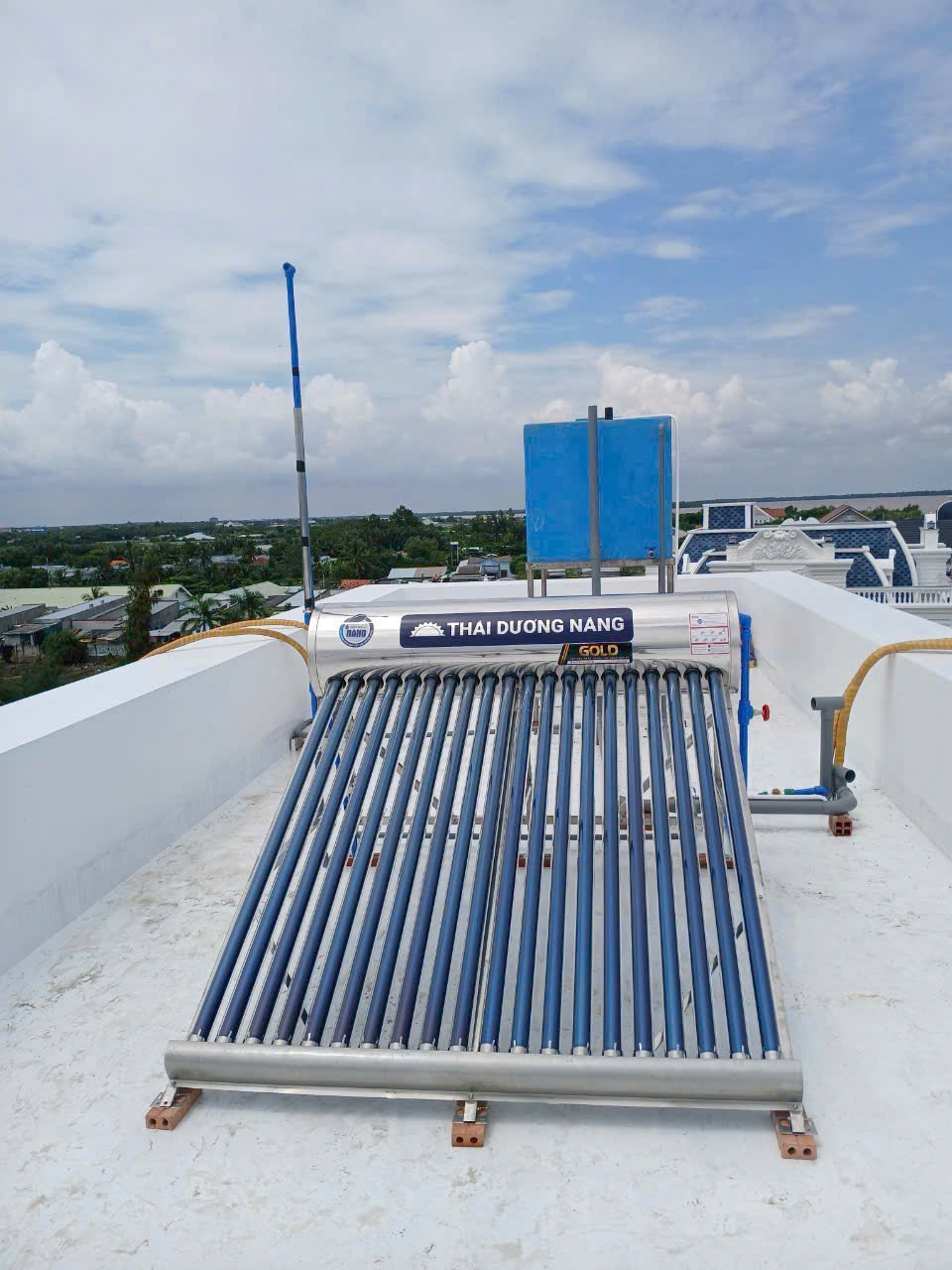 Kiểm tra tải trọng mái khi lắp bình năng lượng mặt trời 200L
