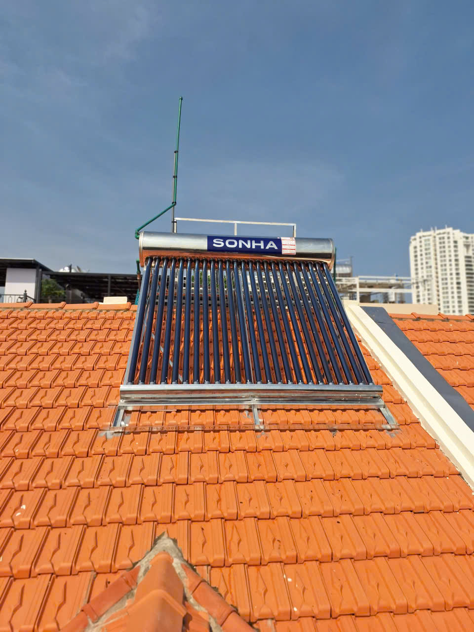 Máy năng lượng mặt trời 300L cho gia đình 6–8 người