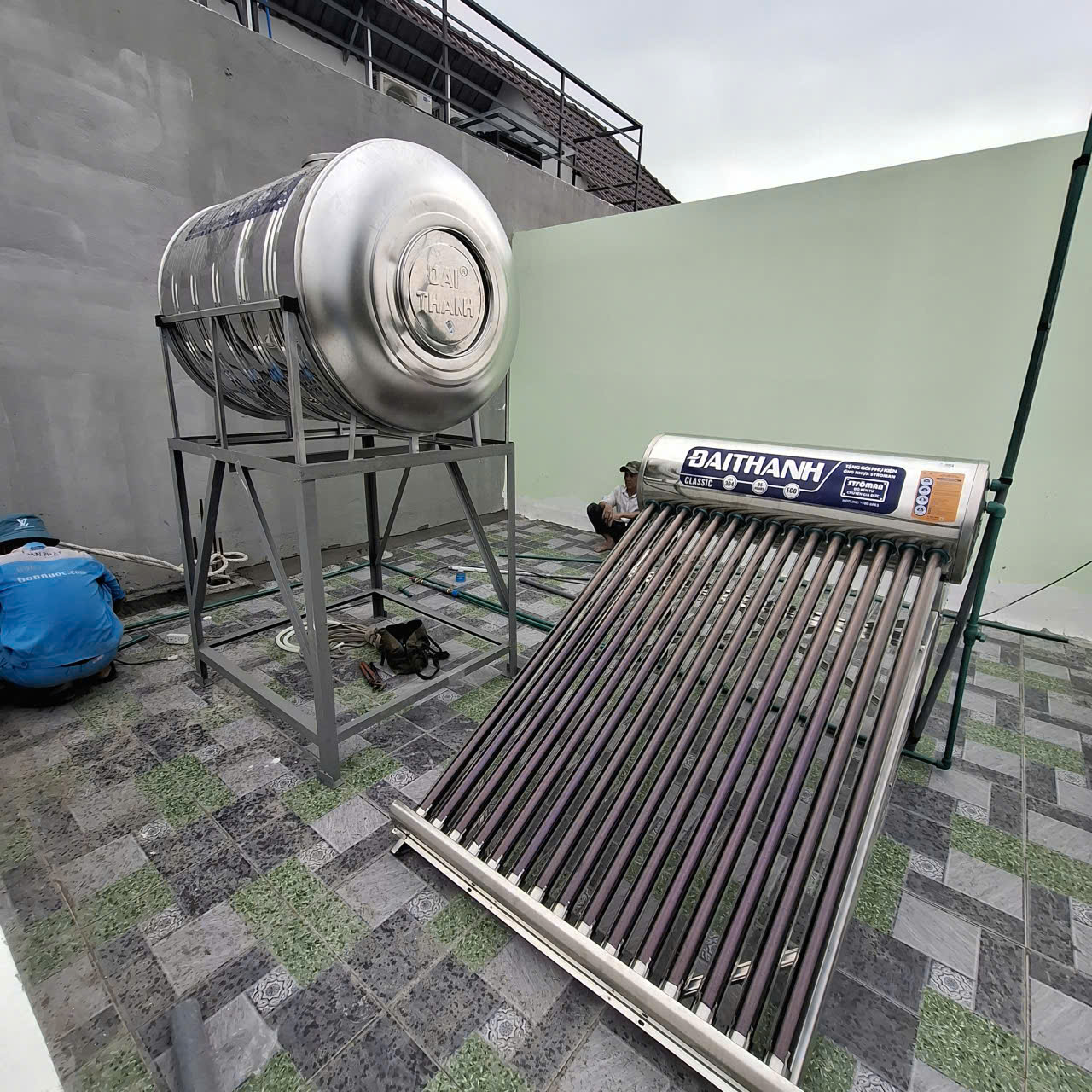Lắp đặt bồn inox 3000L ngang an toàn trên mái tôn