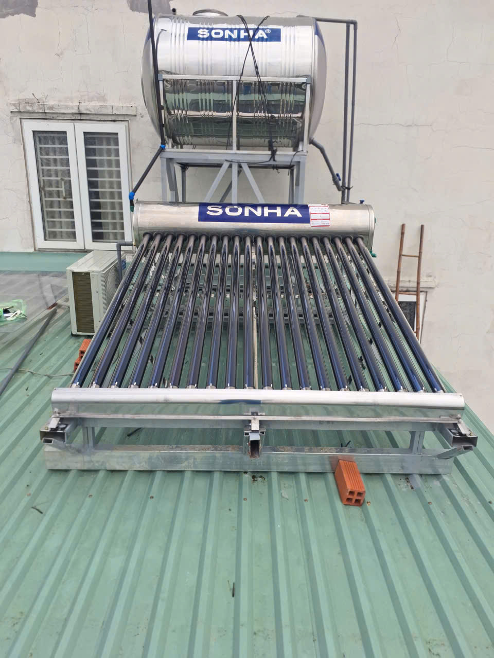 Giao và lắp đặt bình năng lượng mặt trời 300L