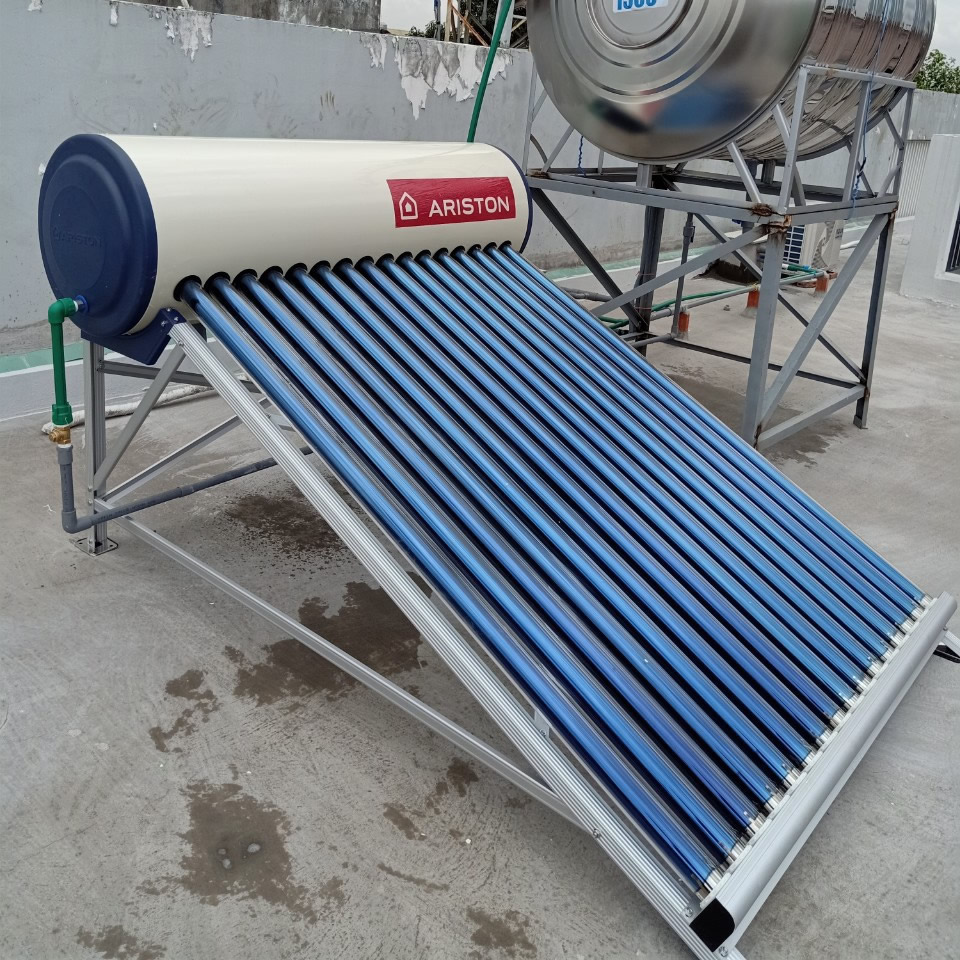 Máy nước nóng năng lượng mặt trời Ariston 200L lắp trên mái nhà