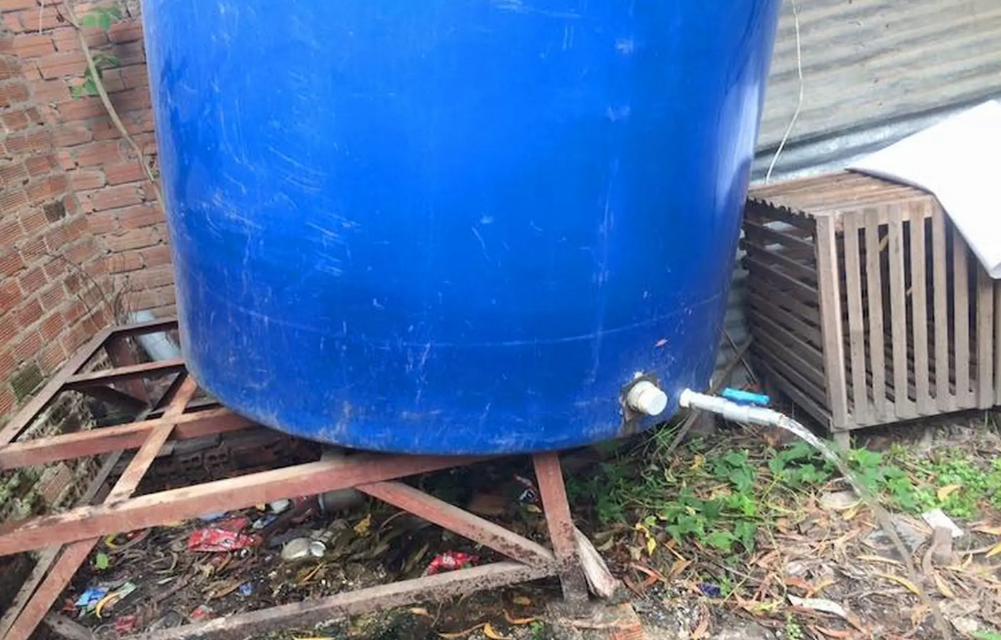 nguyên nhân bồn nước nhựa bị nứt do lắp đặt sai chân đế