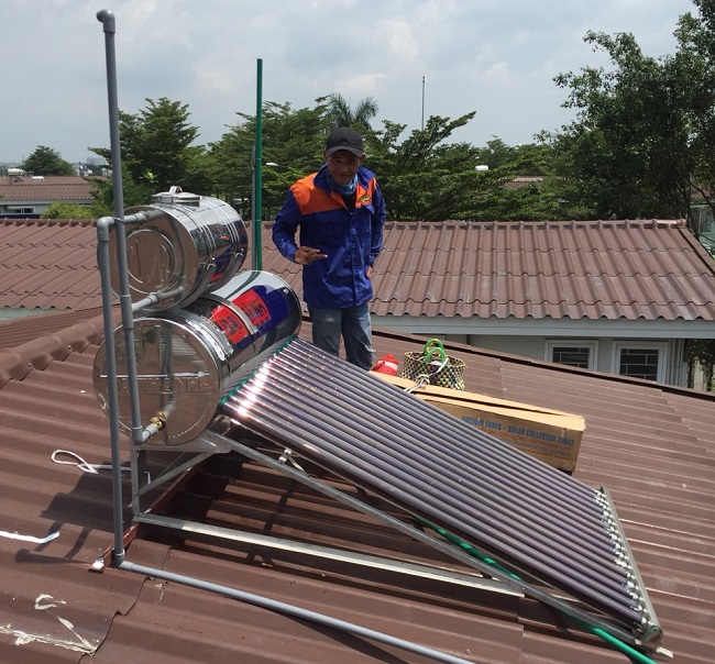 Lắp máy năng lượng mặt trời trên mái tôn ngiêng