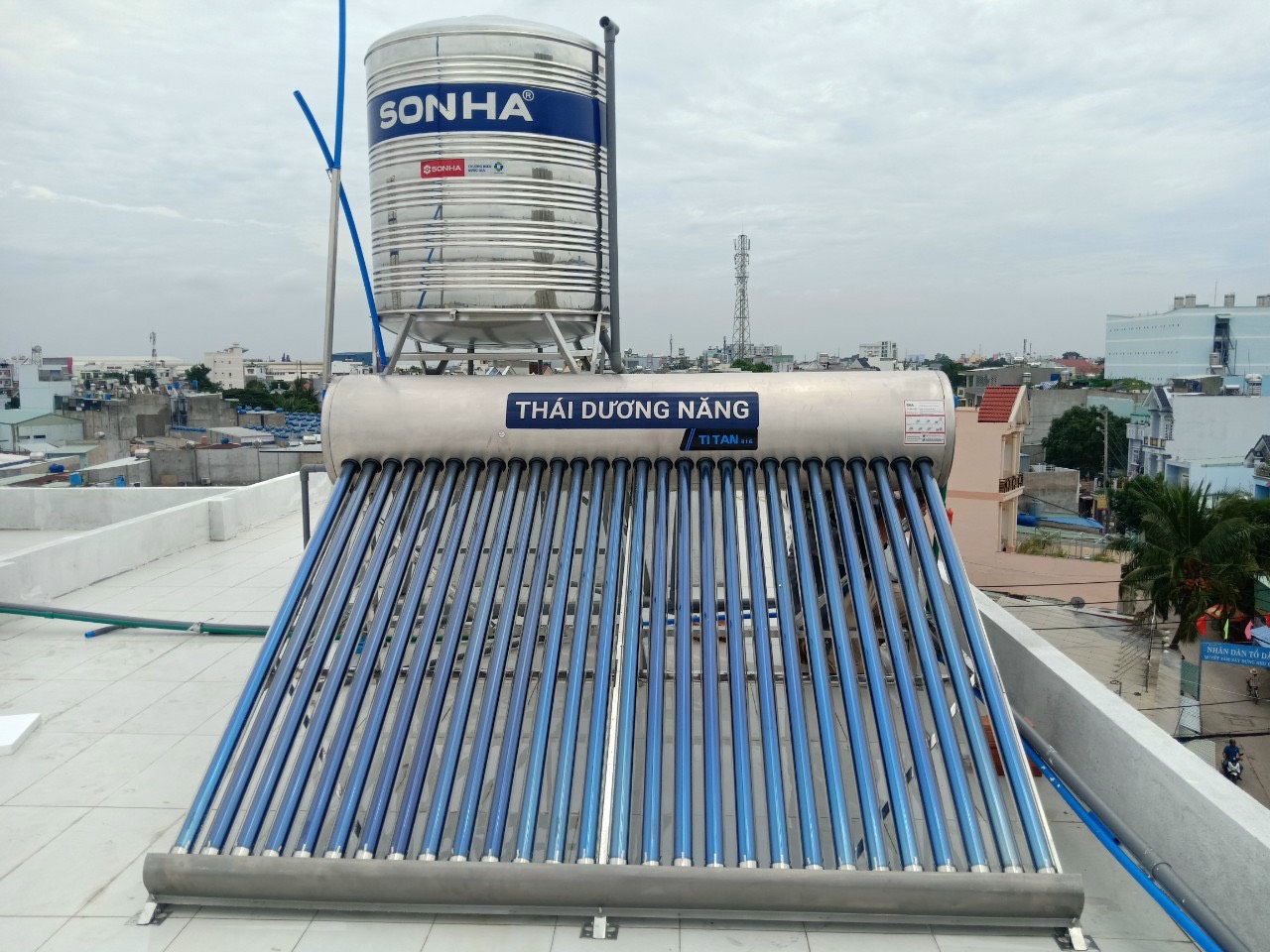 Máy nước nóng năng lượng mặt trời ống dầu lắp trên mái nhà