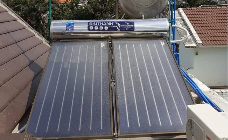 Máy nước nóng năng lượng mặt trời tấm phẳng lắp trên mái nhà