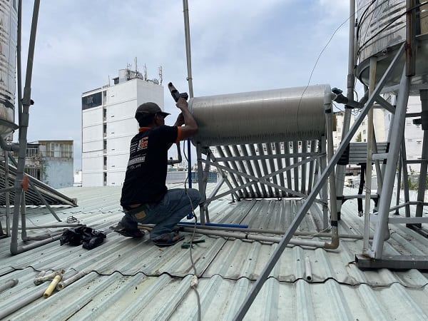 Kiểm tra sửa máy năng lượng mặt trời tại nhà