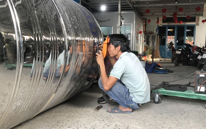 Thợ hàn Tig xử lý bồn inox