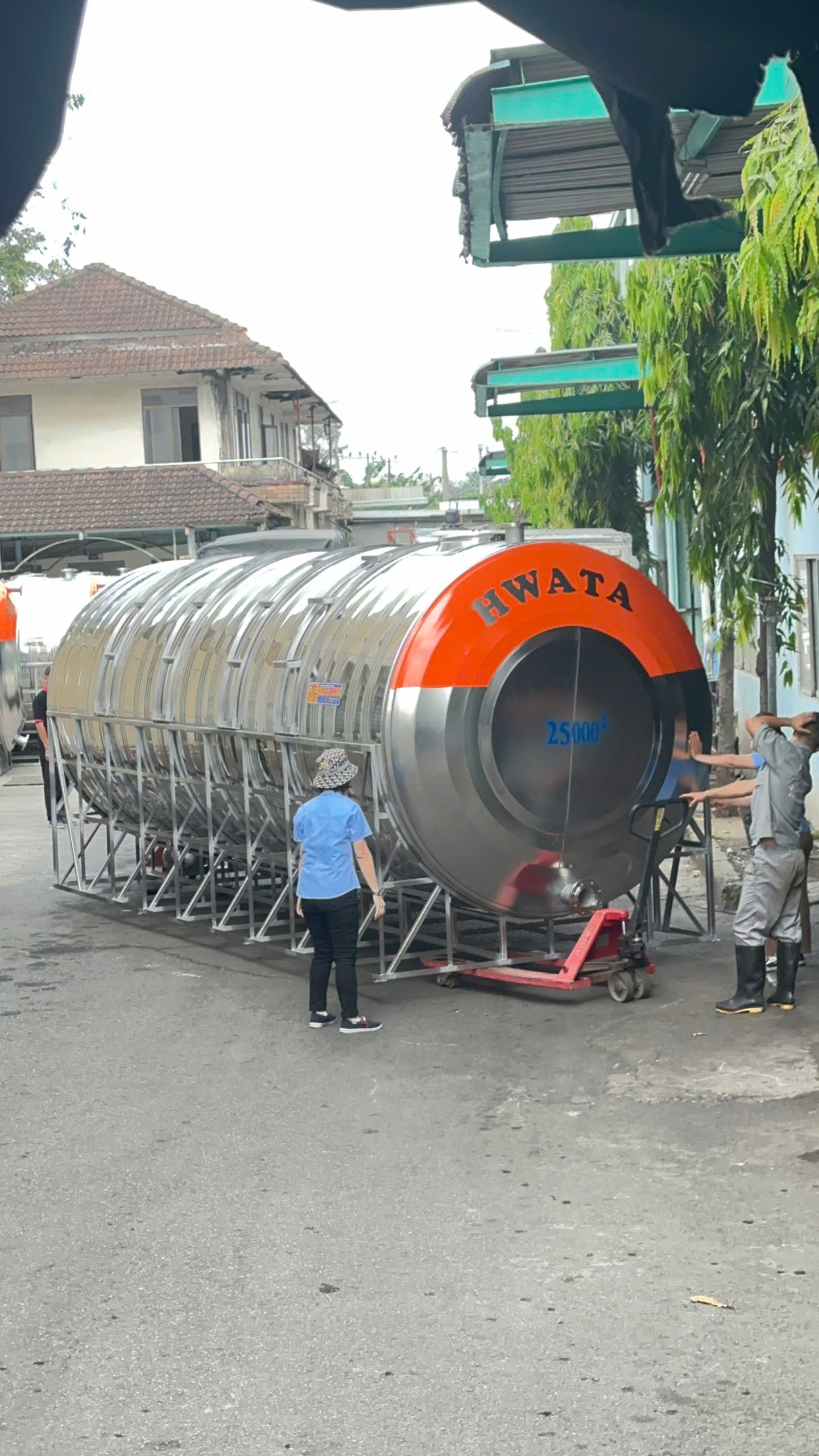 Cẩu lắp bồn inox công nghiệp 20000L ngang
