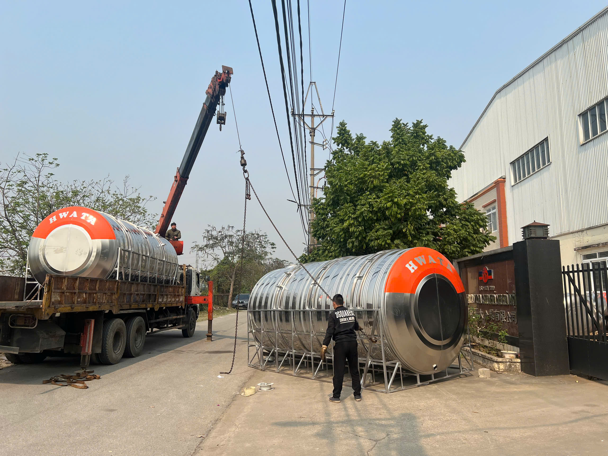 Cẩu dựng bồn inox công nghiệp 15000L đứng