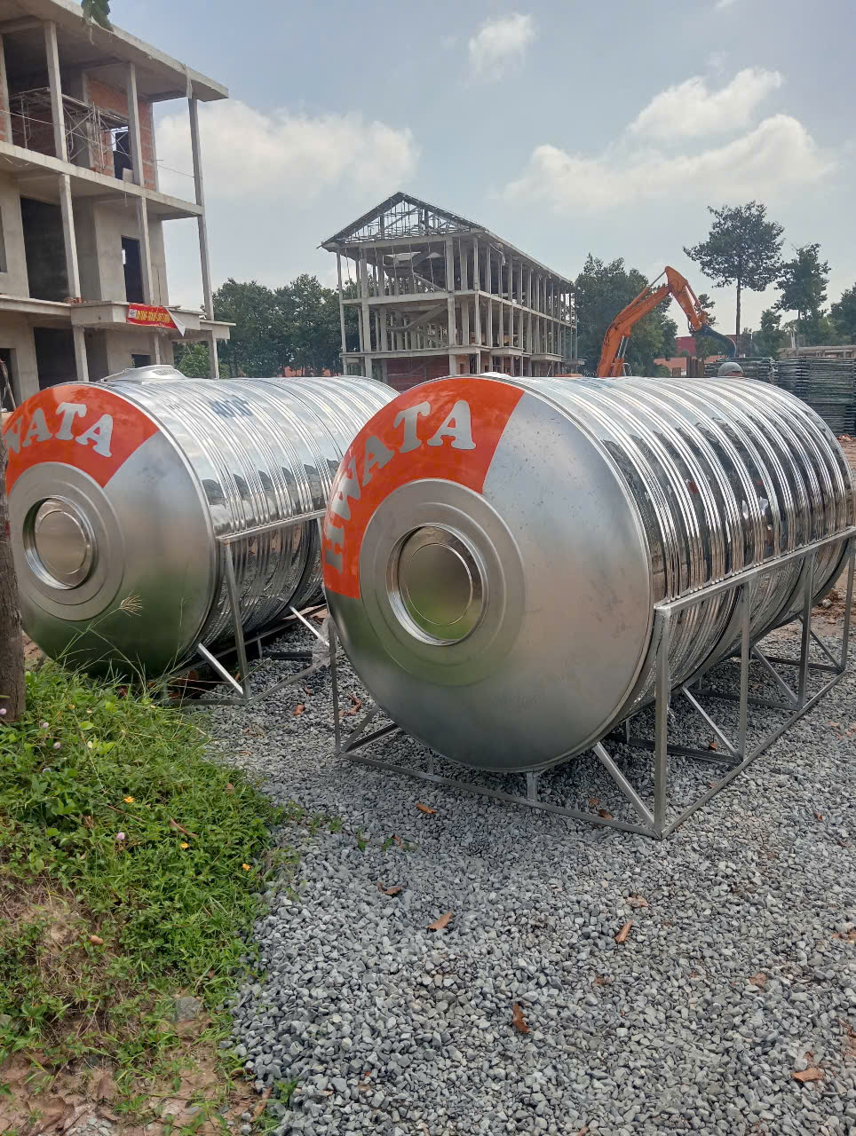 Cẩu lắp bồn inox công nghiệp 15000L ngang