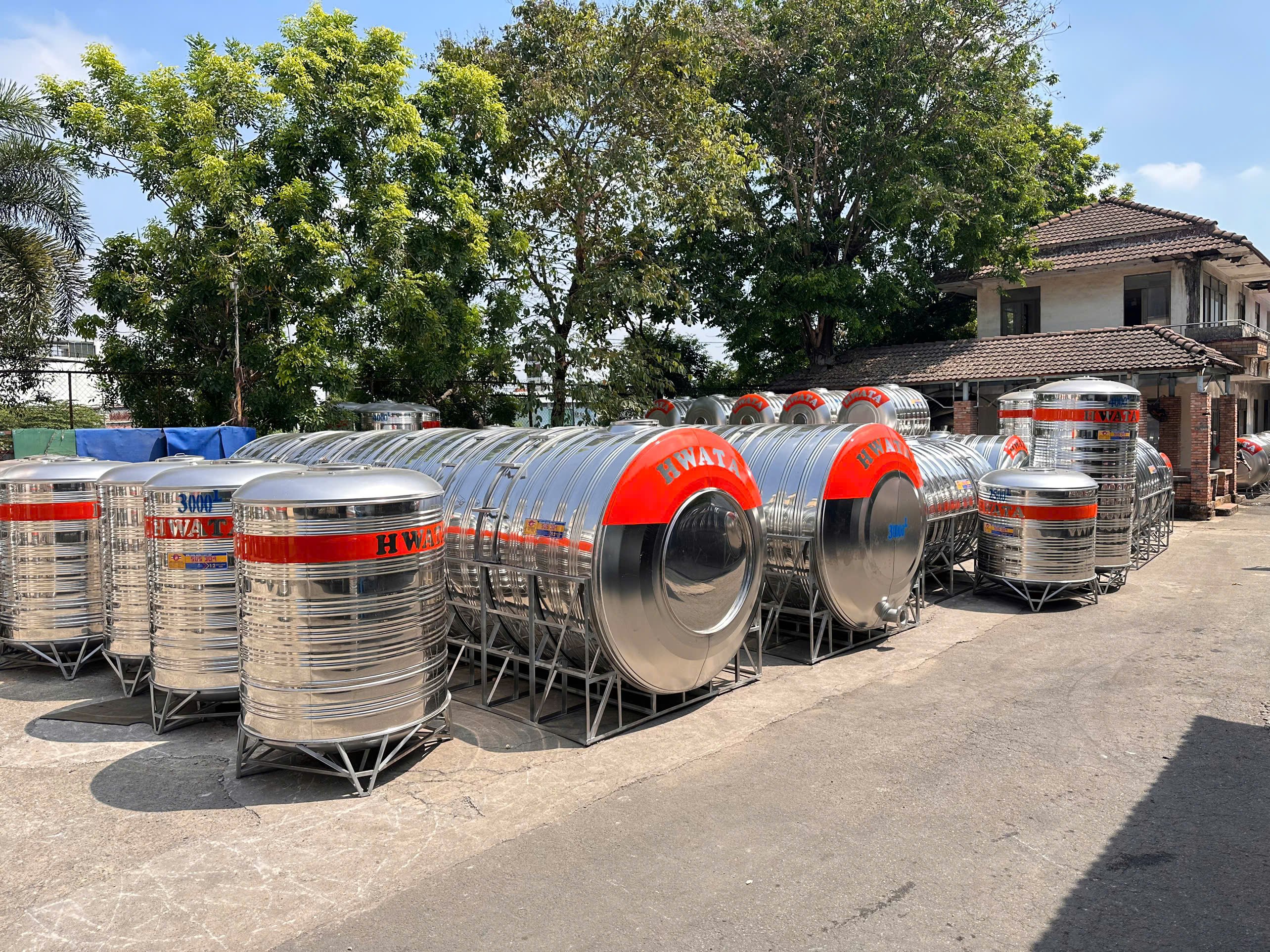 Bồn nước inox Hwata 1000L đứng Bồn inox 1000L đứng phù hợp nhà 4 người dùng nước mức vừa